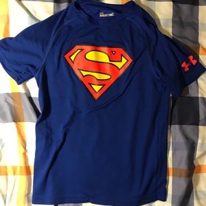 Boys 6 UNDER ARMOUR heat gear Superman tee